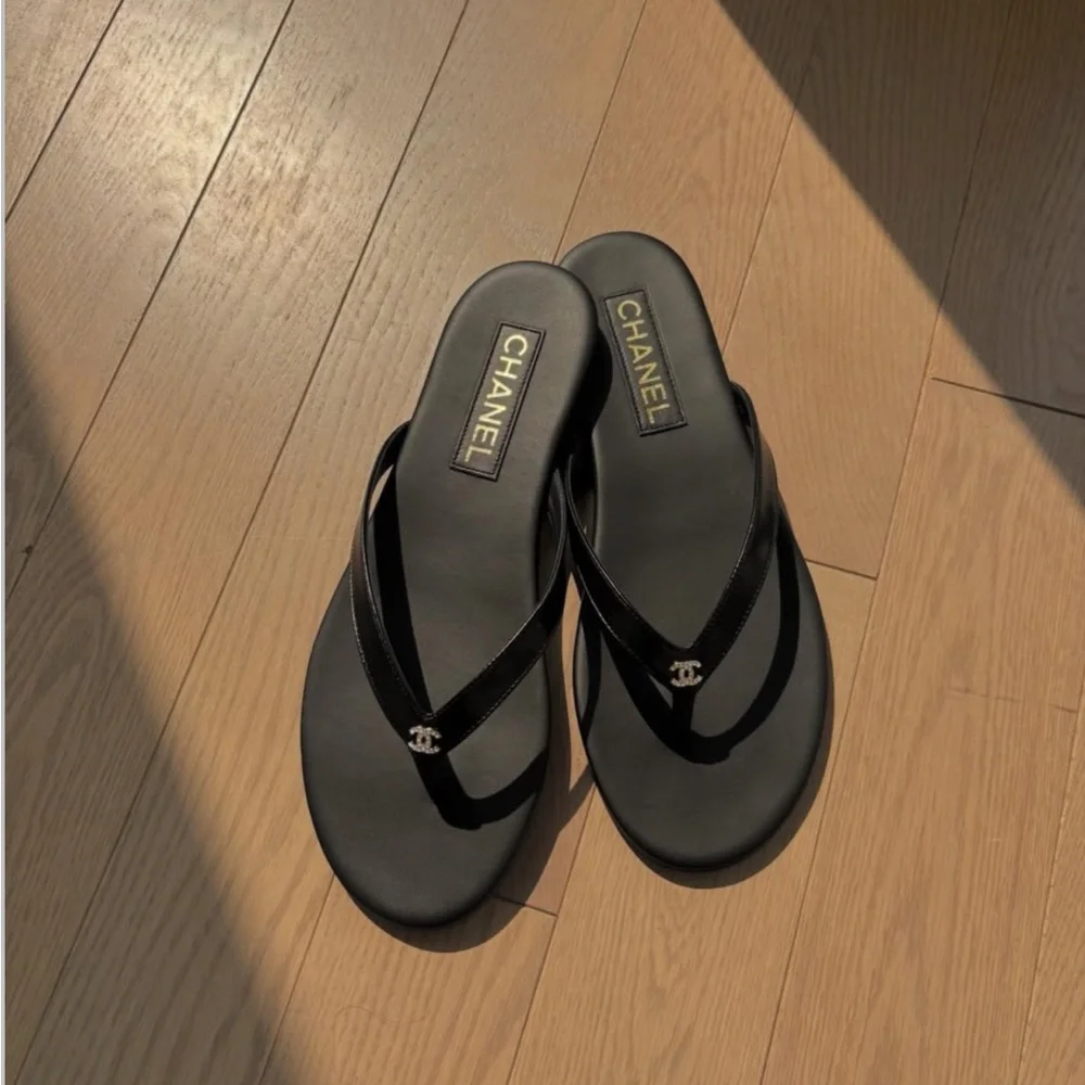 Chanel 25A Black Leather Flip Flops | NIB | Size 39 - Picture 7 of 12
